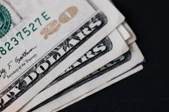 2025全球经济迷雾中的金融望远镜：Velos Markets如何解码黄金阶梯式上行与全息投资策略
